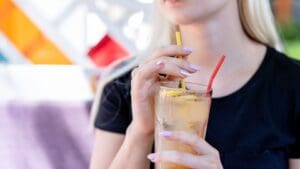 Jak zchladit v horku nápoj bleskově o 20 stupňů? Použijete starý dobrý trik se solí