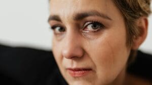 Můj manžel si našel o 25 let mladší milenku. Po mě chce hrozné věci