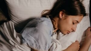 Pokud jíte před spaním tyto potraviny, nevyspíte se. Co (ne)jíst na noc?